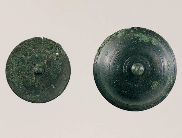 青銅製珠文鏡（左）　青銅銅鋺の蓋（右）